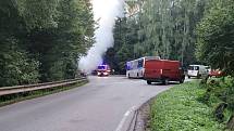 Nedaleko Křtin na Blanensku bourala ve středu ráno dvě auta a začala hořet. Pro zraněnou ženu letěl vrtulník.
