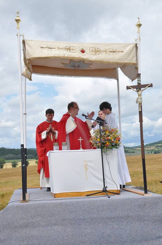 10. výročí povodně na Olešnicku. Slavnostní bohoslužba u nově postavených božích muk nad Olešnicí.