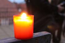 V ulicích Boskovic zářily plamínky svíček. Boskovičtí je rozsvítili, aby uctili památku Židů z Boskovicka a připomněli si tak smutné sedmdesátileté výročí jejich transportu do Terezína.