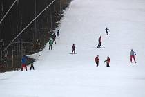 Zimu na sjezdovkách zachraňuje umělý sníh. V Olešnici (na snímcích) je asi 40 centimetrů technického sněhu.