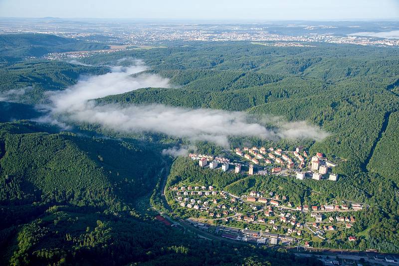 Adamovský farář Pavel Lazárek se léta věnuje létání na motorovém paraglidovém křídle. To později vyměnil za motorové rogalo.