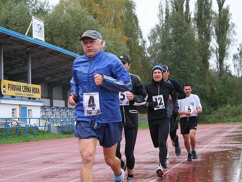 Na stadionu ASK Blansko se běžel další závod Okresní běžecké ligy. Desítka na dráze.