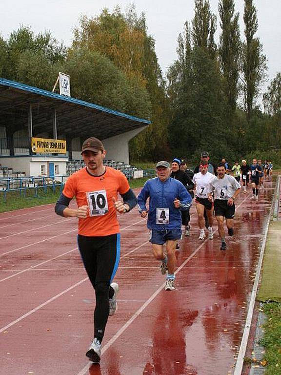 Na stadionu ASK Blansko se běžel další závod Okresní běžecké ligy. Desítka na dráze.