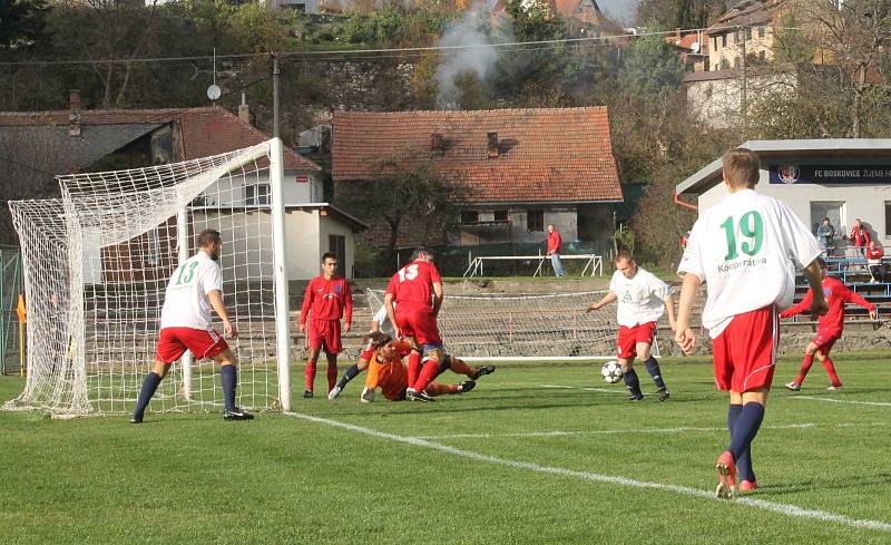 Fotbalisté Boskovic (v bílém) remizovali doma s favorizovanou Moravskou Slavií Brno 4:4. Domácí přitom ještě dvě minuty před koncem vedli 4:2. O výhru přišli až v nastavení.