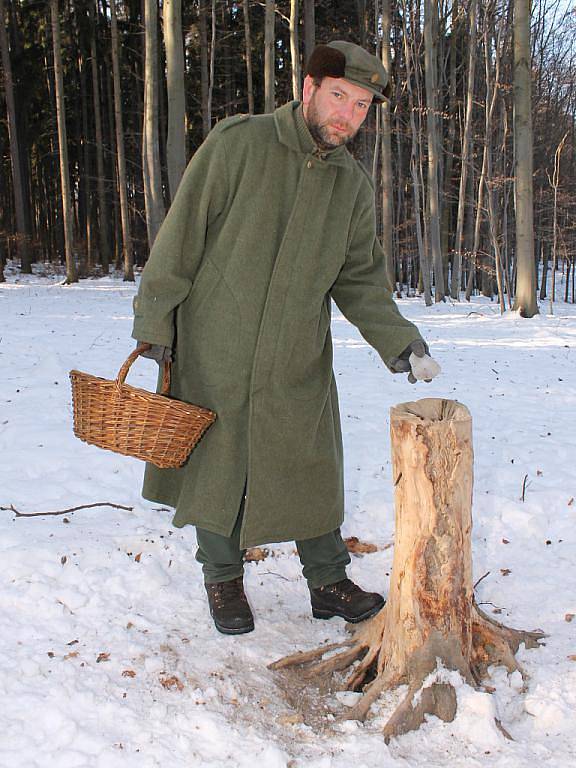 Lesníci dávají do krmelců seno a do žlabů například obilí, granule nebo kukuřici. 