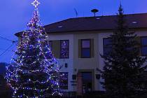Před obecním úřadem už svítí vánoční strom. Foto: Alena Vaňková