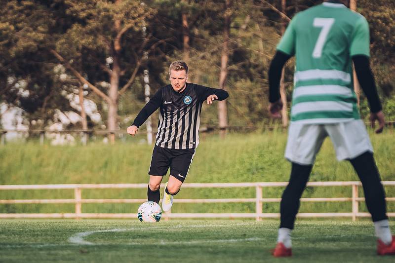 Fotbalisté Rájce-Jestřebí (zelenobílé dresy) v přípravě porazili Kunštát 6:3.