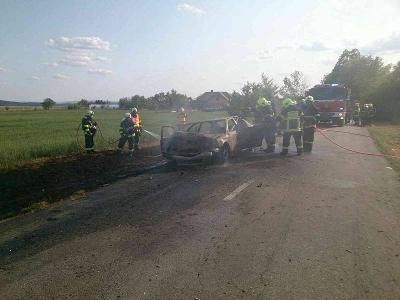 Po nehodě dvou osobních aut v letovické místní části Chlum, začal jeden vůz hořet.