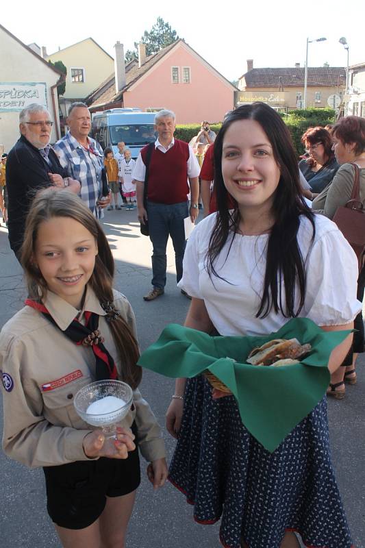 Na Blanensku navštívila v úterý komise soutěže Vesnice roku přihlášené obce. Zavítala i do Křtin, kde pro ně byl připravený speciální program zakončený jarmarkem na místním zámku.