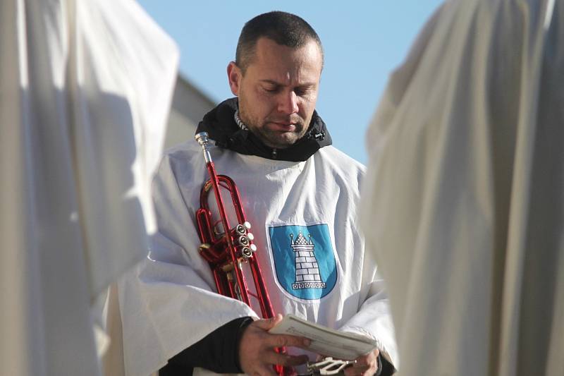 Vítání svatého Martina přilákalo v neděli do ulic Blanska stovky lidí. Mávali historickému průvodu s rytíři, bubeníky a šlechtici v kočárech. Průvod mířil do zámeckého parku, kde byl na programu řemeslný jarmark.