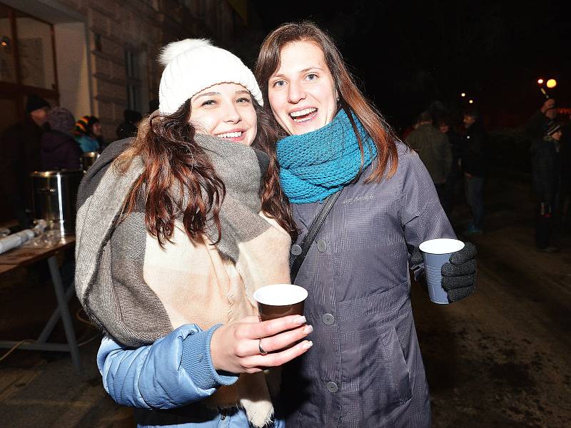 Kdo přišel před silvestrovskou půlnocí na Masarykovo náměstí v Letovicích, dostal od vedení města čaj nebo punč. Lidé viděli také krásný ohňostroj. Jednomu muži zranila petarda ruku. 