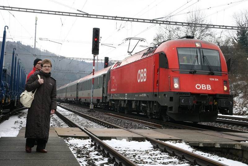 V pondělí před jedenáctou hodinou dopoledne došlo v železniční stanici Adamov nádraží k mimořádné situaci na trati. Vlak Eurocity vjel na kolej, na které stál osobní vlak. Vlak zastavil asi třicet metrů od něj.