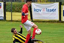 Ve 14. kole divize D zvítězili fotbalisté Blanska (červené dresy) v Nových Sadech vysoko 7:0.