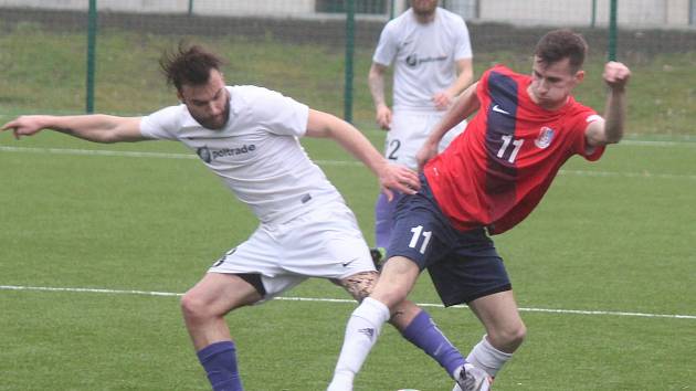 Fotbalisté Blanska (v červeném) mají z jarní premiéry bod. Ve třetí lize remizovali doma s Mohelnicí 1:1.