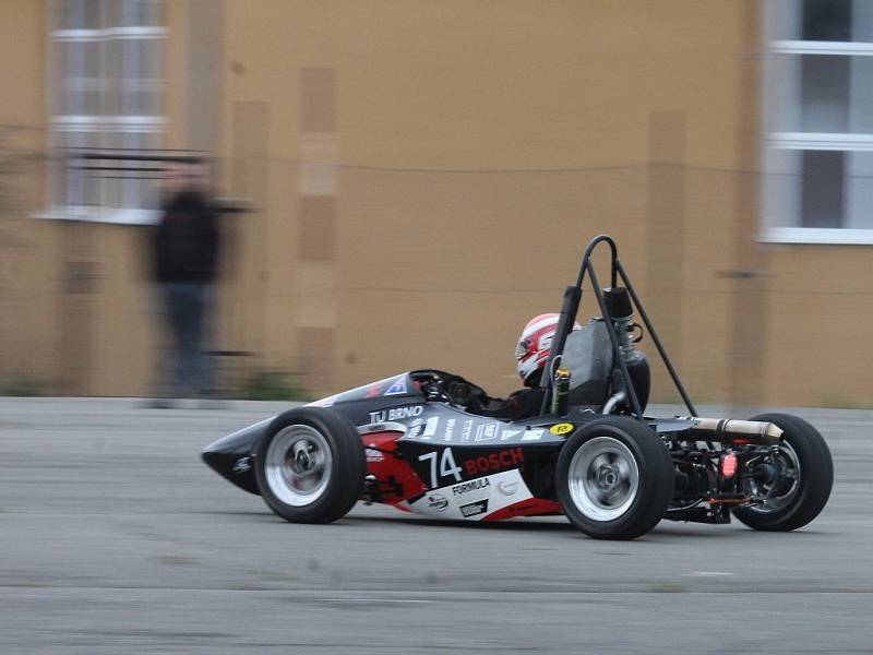 DRAGON II. Studenti VUT Brno soutěží s formulí v projektu Formule student. Už postavili dva prototypy závodních strojů. Formuli Dragon II předvedli v Jedovnicích. Letos s ní odjeli tři závody.