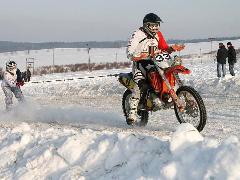 V Benešově-Pavlově se jel první z letošního seriálu závodů v motoskijöringu na Drahanské Vrchovině.