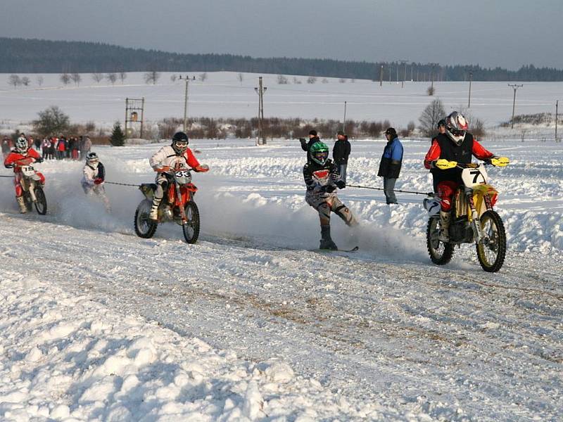 V Benešově-Pavlově se jel první z letošního seriálu závodů v motoskijöringu na Drahanské Vrchovině.