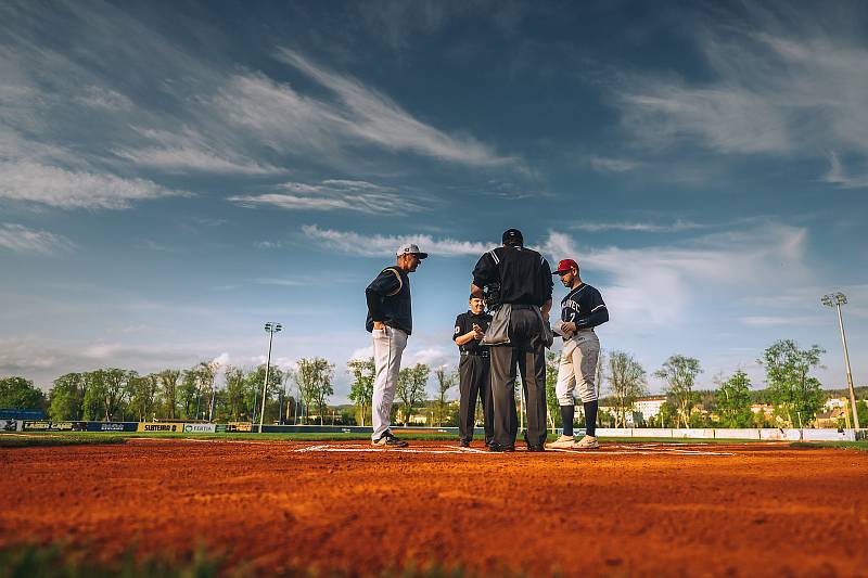 Blanenští baseballisté (ve světlém) na domácím hřišti dvakrát podlehli Jablonci.