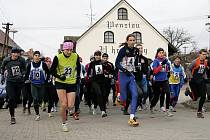 VYROVNANÝ REKORD. Na start patnáctého ročnku Hraběnčina běhání se v Petrovicích postavilo v neděli čtyřiasedmdesát běžců. Do cíle dorazil po pěti a půl kilometrech v terénu jako první Daniel Orálek z Moravské Slávie Brno.