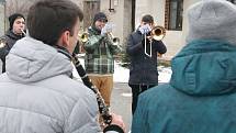 Dechový orchestr Malá Haná vyrazil na Blanensko a Svitavsko na tradiční předvánoční koledování. Už po osmnácté. Navštívil osm míst. Před nedělním polednem hrál ve Světlé (na snímcích) u tamní kapličky.