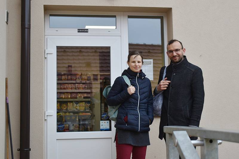 Ve Velenově na Blanensku provozuje obec obchod s potravinami a smíšeným zbožím. Ve vlastní režii má i malou hospůdku.