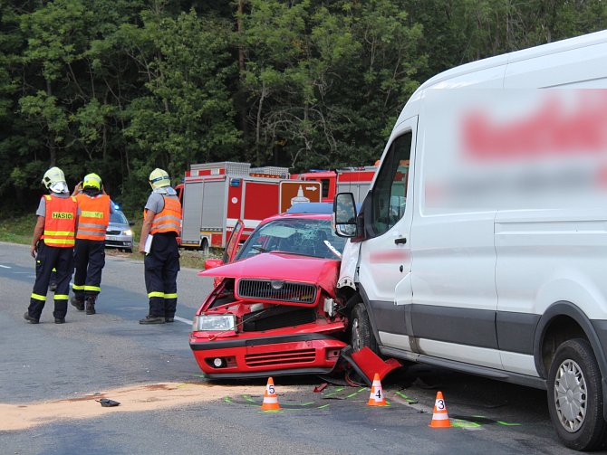 Tři lidé se zranili při srážce dodávky a osobního auta na silnici z Ostrova u Macochy do Sloupu. Nehoda se stala kolem poledne na křižovatce s odbočkou na Holštejn.