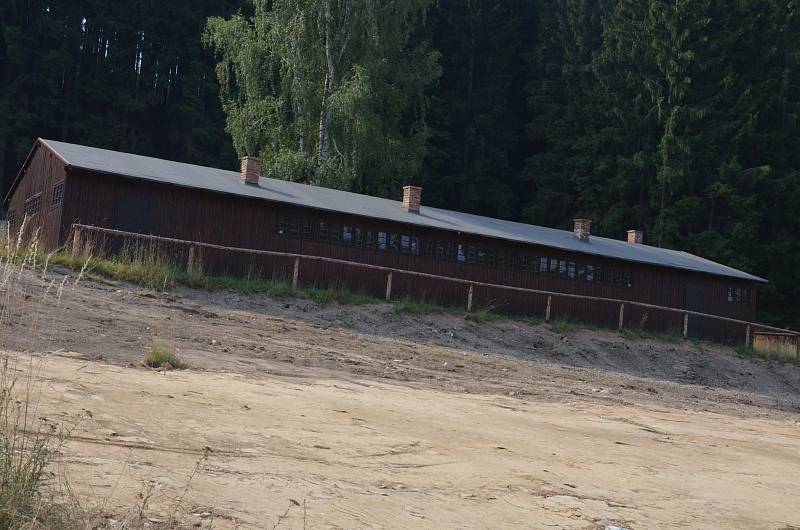 Areál bývalého pracovního a sběrného tábora v Žalově obsadily bagry a dodávky. Základy infocentra, které bude součástí Památníku obětem romského holocautu, se pomalu rýsují.