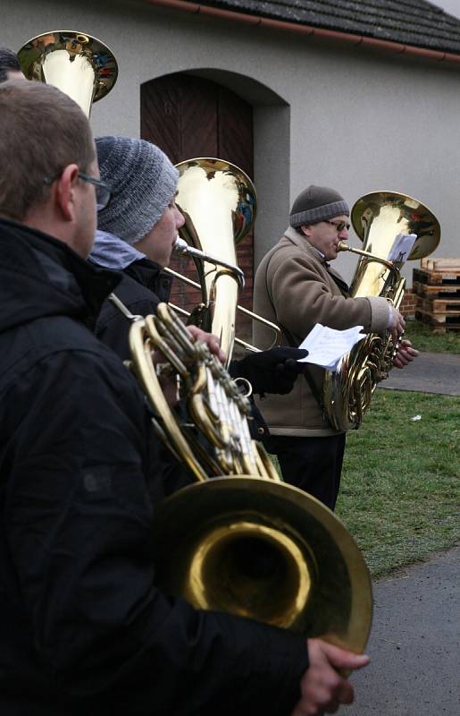 Dechový orchestr Malá Haná zahrál vánoční koledy v osmnácti obcích na Boskovicku a Svitavsku. Například v Cetkovicích.