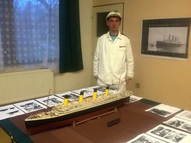 Miroslav Čolakovič ze Šebetova a jeho model Titanicu.