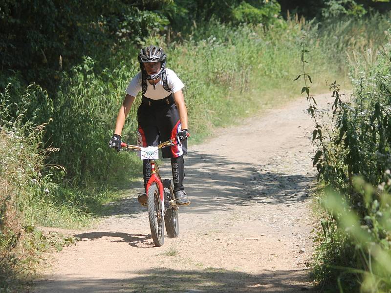 První den mistrovství světa v biketrialu bojovali v lesích nad blanenskou přehradou Palava o medaile jezdci do patnácti let a dívky.