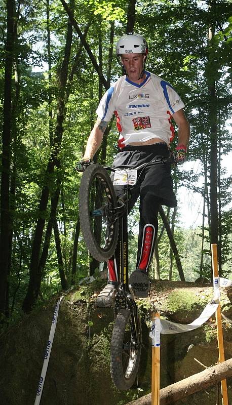 V lesích nad blanenskou přehradou Palava bojovali nejlepší biketrialisté světa.