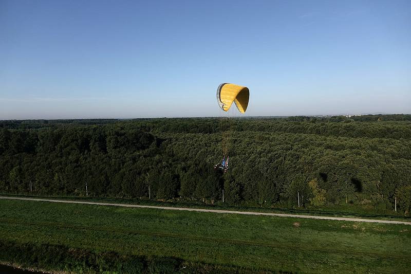 Motorový paraglidista Petr Buchta z Adamova na Blanensku tentokrát změnil letový plán. S křídlem a fotoaparátem nevystartoval nad oblíbený Moravský kras, ale kompas stočil minulý víkend více na jih. Konkrétně na Břeclavsko.