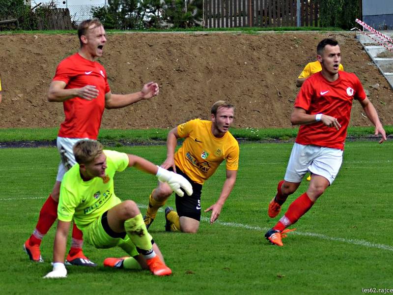 V utkání krajského přeboru fotbalistů porazily Boskovice (červené dresy) sokoly z Krumvíře vysoko 6:2.