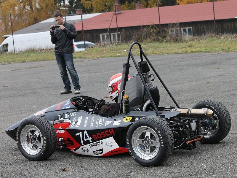 DRAGON II. Studenti VUT Brno soutěží s formulí v projektu Formule student. Už postavili dva prototypy závodních strojů. Formuli Dragon II předvedli v Jedovnicích. Letos s ní odjeli tři závody.