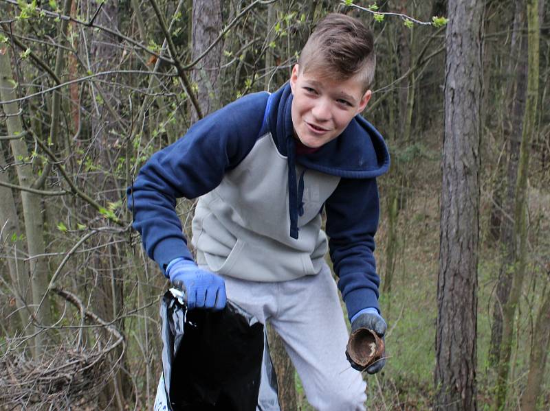 Stovky dobrovolníků v sobotu uklízely Moravský kras. Už popětadvacáté. Za odměnu si u Skalního mlýna opékali špekáčky a mohli si prohlédnout jeskyně.