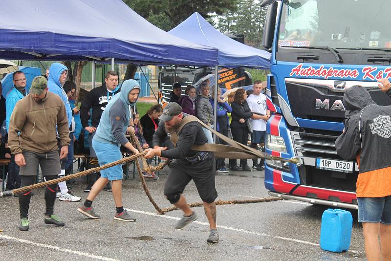 Jednou z disciplín bylo přitahování kamionu na laně. Vozidlo i s řidičem musel každý soutěžící dostat v co nejkratším čase do cíle.