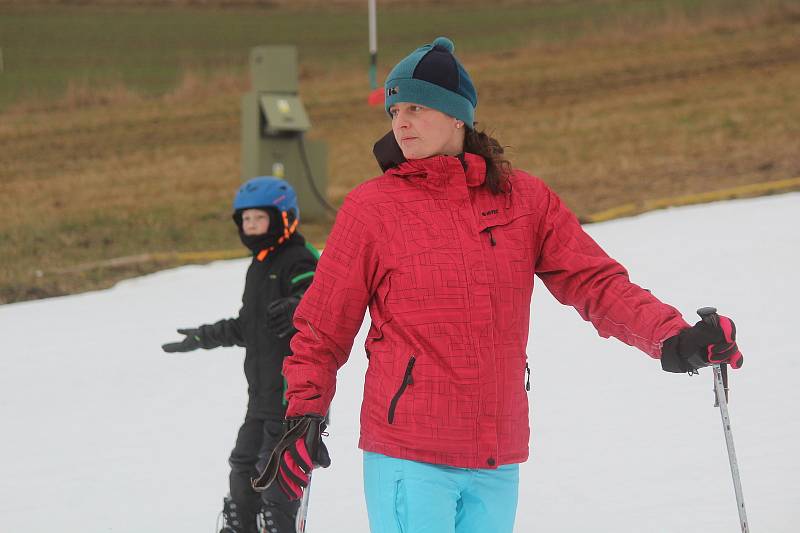 Zimu na sjezdovkách  zachraňuje umělý sníh. V Olešnici (na snímcích) je asi 40 centimetrů technického sněhu.