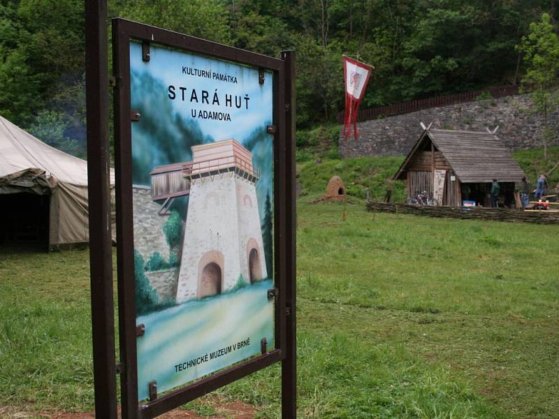 Turisté, kteří o víkendu navštíví Josefovské údolí u Adamova shlédnou ukázky starého železářského řemesla, keramiky a tkalcovství.