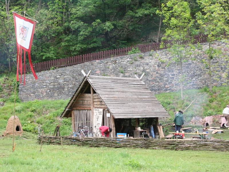 Turisté, kteří o víkendu navštíví Josefovské údolí u Adamova shlédnou ukázky starého železářského řemesla, keramiky a tkalcovství.