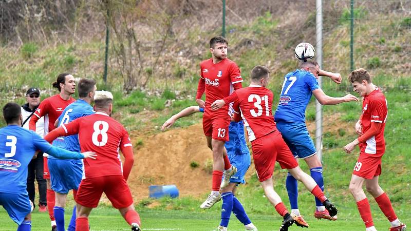 Blanenští fotbalisté (v červeném) remizovali na domácím hřišti s Otrokovicemi 1:1.