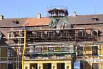 Na zámku v Lysicích přes zimu ošetřili parkety proti dřevomorce a restaurovali výmalbu sala terreny. V Rájci nad Svitavou zase opravují střechu.