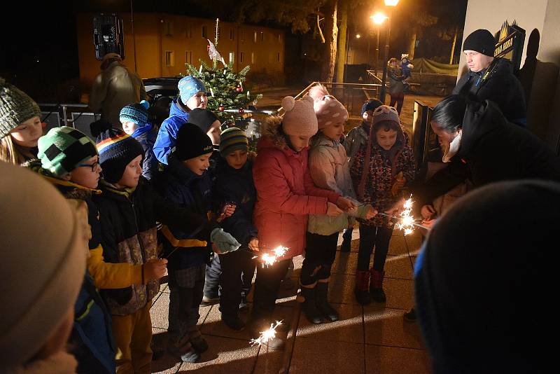 Do akce Deníku Česko zpívá koledy se pravidelně zapojují v Adamově na Blanensku. Zatím nevynechali ani jeden ročník. Ve středu večer zpívali před tamním kulturním domem školáci ze 2. a 6. B.