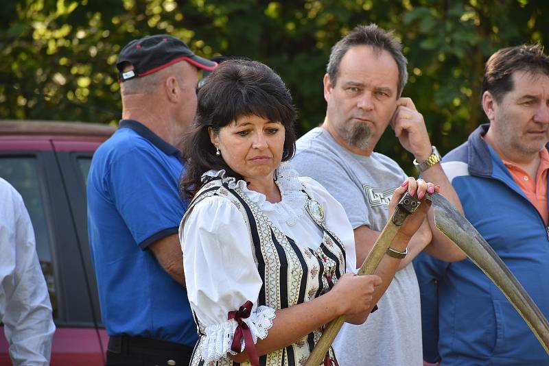 Kloboučské bratrstvo pořádalo už po dvanácté sečení otav. Soutěžilo jedenáct mužů, pět žen a dva junioři.