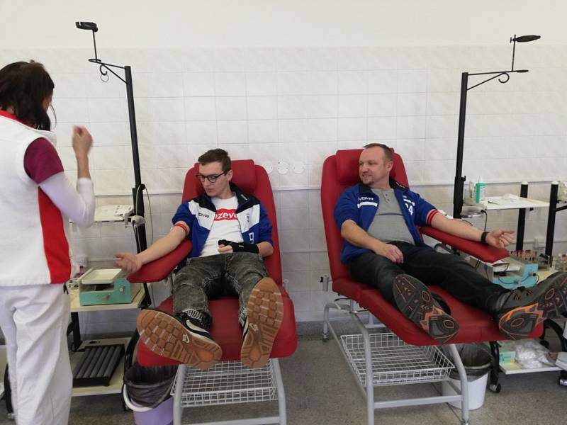 Šest členů fotbalového oddílu SK Cetkovice darovalo krev. Poprvé v životě. Nyní budou chodit na odběry pravidelně. Chtějí pomoci lidem v ohrožení.