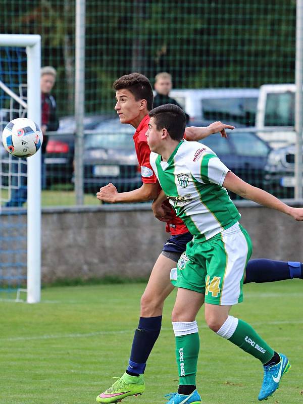 V utkání Moravskoslezské divize D remizovali fotbalisté FK Blansko (v červeném) s FC Bzenec 1:1.