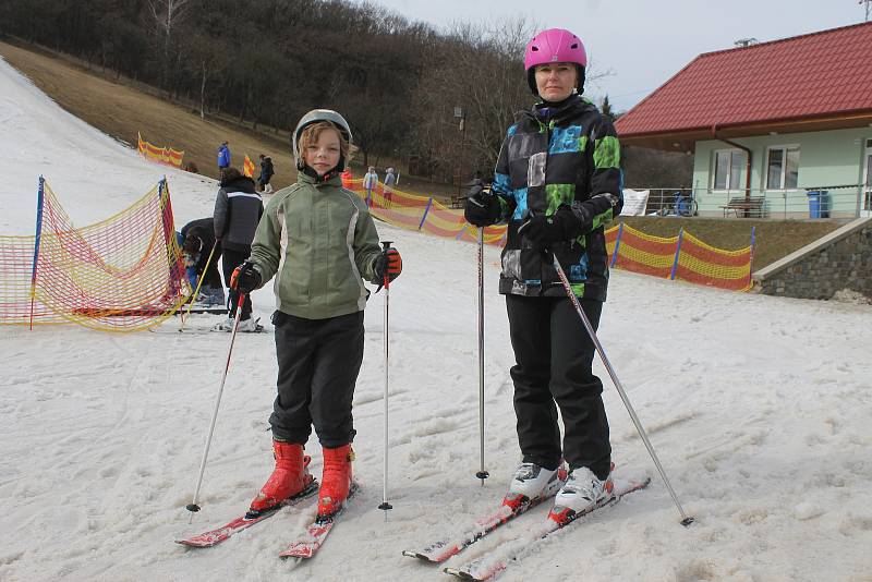 Lyžování na sjezdovce v Němčičkách.