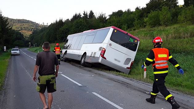 Nehoda motorky a autobusu. Ilustrační foto. 