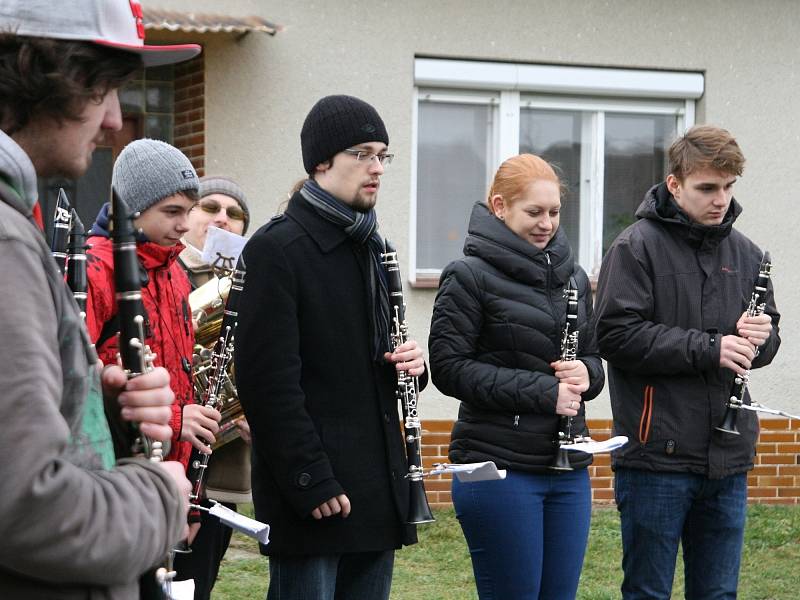 Dechový orchestr Malá Haná zahrál vánoční koledy v osmnácti obcích na Boskovicku a Svitavsku. Například v Cetkovicích.