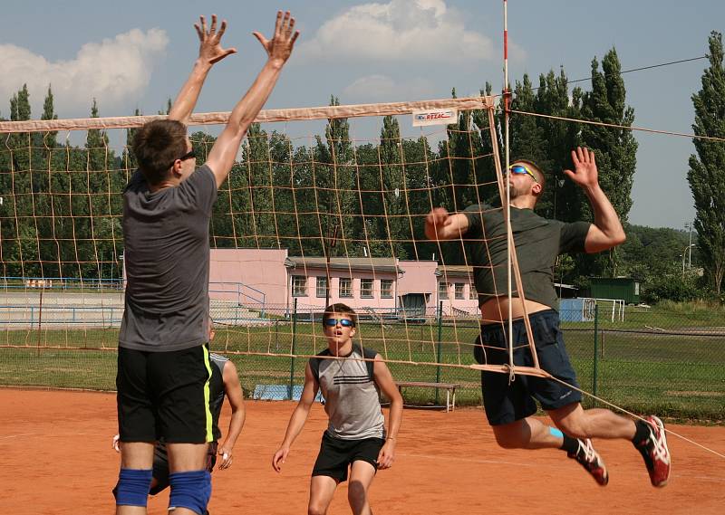 Tři antukové kurty na Sportovním ostrově Ludvíka Daňka ovládl v sobotu volejbalový turnaj O pohár předsedy ASK Blansko. Na dvaatřicátý ročník přijelo devět smíšených družstev. Vyhrály Boskovice.