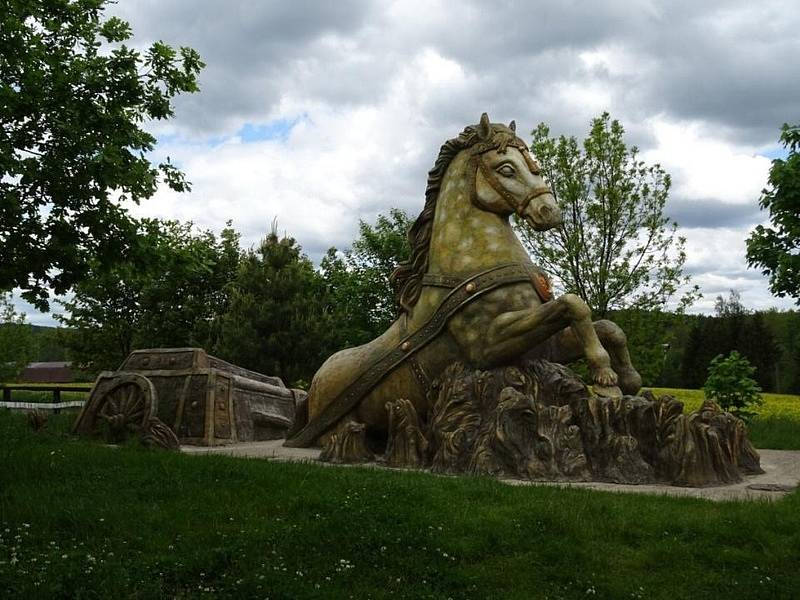 Výlet turistů ze Spartaku Adamov na Rozštípenou skálu.